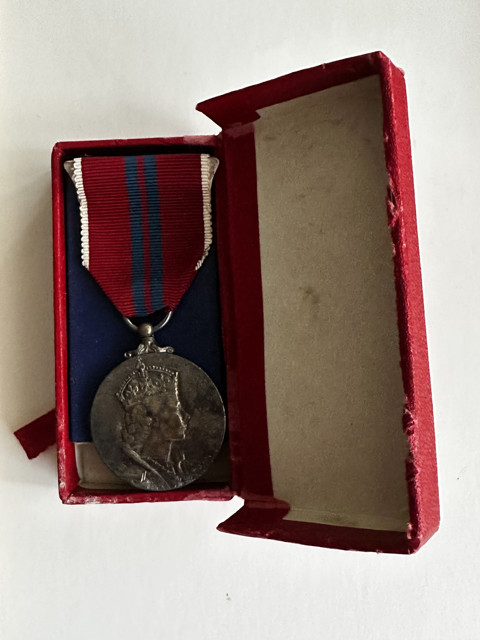 Complete coronation set 1953 – medal, palace letter, case and period sun compass - 5