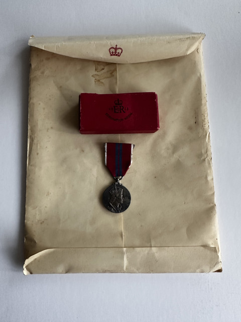 Complete coronation set 1953 – medal, palace letter, case and period sun compass - 3