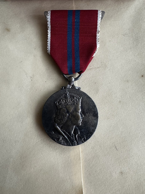 Complete coronation set 1953 – medal, palace letter, case and period sun compass - 4